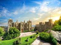 绿色环绕的城堡建筑图片