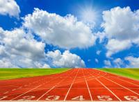 蓝天下清晰的红色运动跑道图片