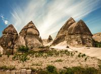 几座锥形的小山群图片