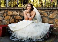 双手撑着下巴婚纱美女图片