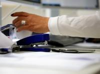 办公桌订书机素材图片