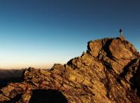 站在山顶上的男人图片