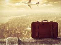 城市上空旅行包飞机意境图片