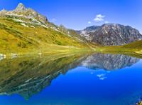 山顶蓝色的天空湖泊图片