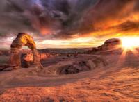 沙漠中风化的人类遗址图片