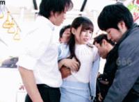 一个女的吻屏幕的动态壁纸