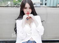 把衣服放在俩腿中间来回摩擦 皇上不要撕奴婢肚兜