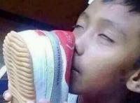 小孩被鞋子熏晕表情