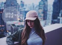 戴着鸭舌帽的丰满性感女人图片