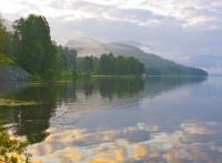 美丽的山和湖泊组成的美景图片