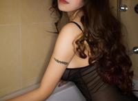 双手不安分地探入衣襟 雪乳弹出肚兜