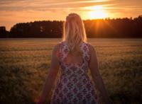 面朝日出的金发美女清晨图片