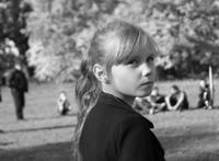 欧美小女孩回头黑白头像图片