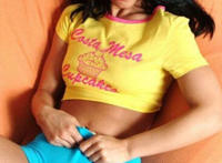 女生短裤中间鼓的图片 女子上街不穿裤子