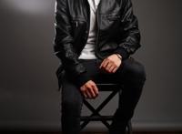 黑色外套帅哥图片