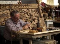 正在认真雕刻的艺术家图片