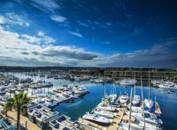 停满小船的码头高清图片