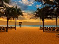 摆满躺椅的沙滩黄昏安静图片