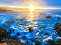 昏黄的海边海浪拍打着礁石图片