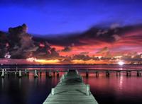 壮丽的晚霞海边木桥图片