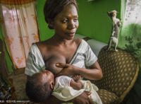 非洲真人母乳喂奶 非洲人背后喂奶