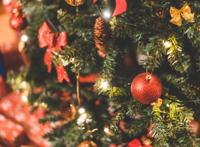 挂满饰品的圣诞树片景图片