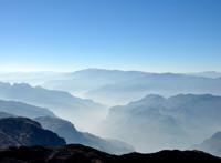 远望连绵起伏的大山壮观图片