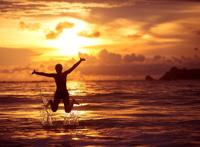 比基尼美女黄昏跳水背景图片