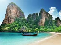 海边的绿色大山风景图片