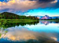 平静如镜的湖面风景图片