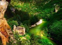 险峻峡谷中的别墅图片