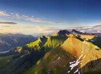 空中航拍阳光下的大山起伏图片