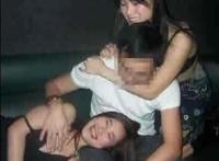 四个女人扒一男人裤子 女人扒男人裤子掏蛋