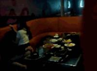 男友喜欢用手抠我 洗澡时老公把我按在地上小说