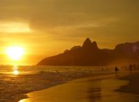 落日黄昏海边游泳的人们图片