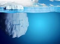 漂浮在海面上的冰山切面图片