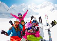 滑雪爱好者坐在雪地合影照片