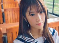 17岁学生萌妹子坐在电脑旁的照片