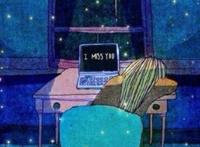 夜晚趴在电脑桌睡着的女孩