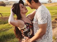 情侣拥抱稻田背景烂漫图片