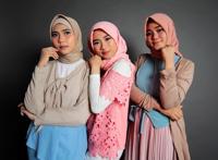 带着头巾的三姐妹素材图片