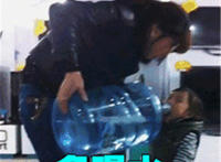 多喝水表情（大桶水灌小孩）