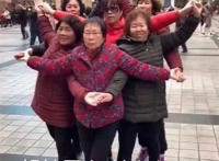 姐妹同心 其利断金（一大群老女人）