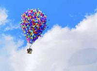 很多气球绑在一起升空蓝天背景图片
