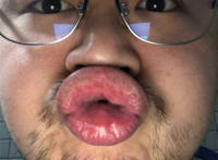 大胡子男噘嘴表情