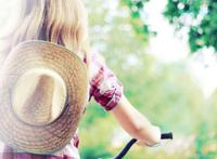 单车草帽女孩绿色背影图片