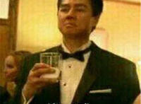 优雅表情（西装男端着杯子）