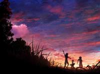 日落晚霞下草丛中玩耍的两三儿童