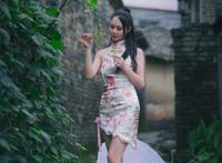 穿旗袍走在古村图片