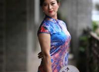 肥胖老年旗袍妇女